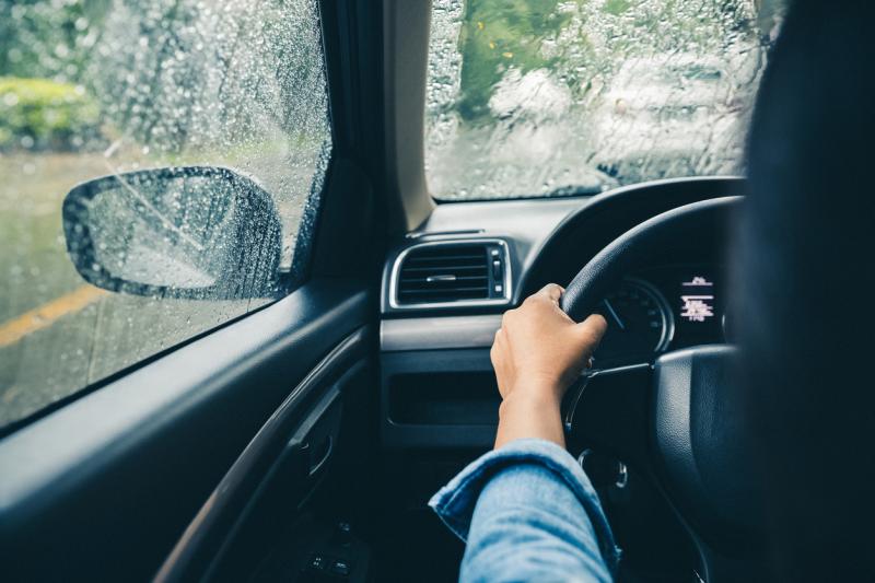 Những kinh nghiệm hữu ích giúp bạn lái xe an toàn khi trời mưa